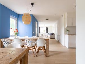 Posezení v ubytování Holiday Home in Nes near Vleijen Area