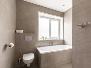 Koupelna v ubytování Holiday Home in Nes near Vleijen Area + 32 fotografií