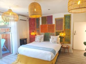 Ένα ή περισσότερα κρεβάτια σε δωμάτιο στο African Groove Camps Bay