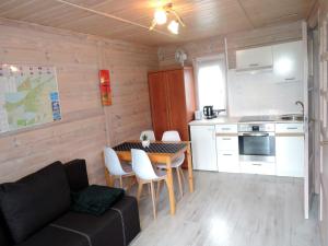 科乌切沃Holiday Home in Kolczewo near Baltic Sea的厨房以及带桌子和沙发的用餐室。