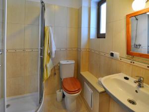 Phòng tắm tại Holiday Home by Lake Rosnowskie with Boat +19 ảnh