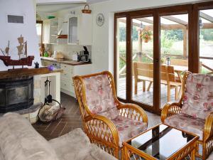 Nhà bếp/bếp nhỏ tại Holiday Home by Lake Rosnowskie with Boat