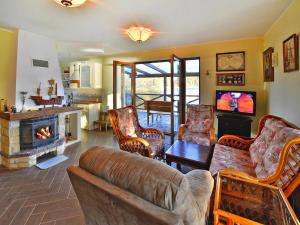 Khu vực ghế ngồi tại Holiday Home by Lake Rosnowskie with Boat