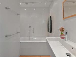 Ванная комната в Bungalow near Lake Veere for Water Sports +32 фотографии