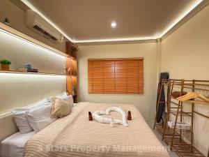 Postel nebo postele na pokoji v ubytování Hidden Gem - 5 min Beach, Soft Mattress, Cozy Balcony, Work & Workout zones