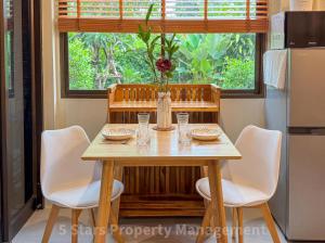 Fotografie z fotogalerie ubytování Hidden Gem - 5 min Beach, Soft Mattress, Cozy Balcony, Work & Workout zones v destinaci Haad Pleayleam