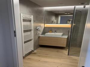 Ένα μπάνιο στο Apartment in Pobierowo with SPA & Pools +30 φωτογραφίες