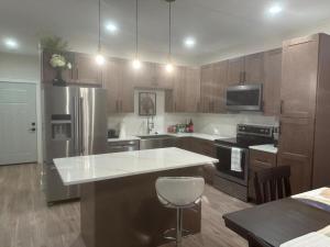 Nhà bếp/bếp nhỏ tại Luxurious Brand New Entire 3br and 2bath