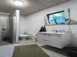 Et badeværelse på Holiday Home near Baltic Sea & Golf Course