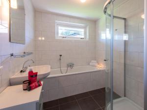 Ванная комната в House near Veerse Meer and North Sea Beach +32 фотографии