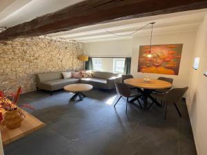 Χώρος καθιστικού στο Cozy Voerendaal Getaway for 4