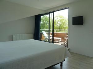 En eller flere senge i et værelse på Villa in Kamperland with garden