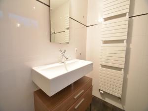 Et badeværelse på Villa in Kamperland with garden + 31 billeder