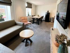 Μια τηλεόραση ή/και κέντρο ψυχαγωγίας στο Holiday home in Voerendaal with garden