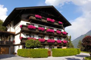 un edificio con fiori rosa sui balconi di Gästehaus Friedl a Imst