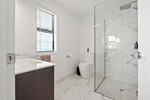 Ένα μπάνιο στο Kamo Oasis - Your Modern Home Away From Home