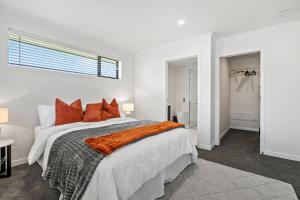 Ένα ή περισσότερα κρεβάτια σε δωμάτιο στο Kamo Oasis - Your Modern Home Away From Home