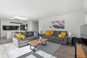 Χώρος καθιστικού στο Kamo Oasis - Your Modern Home Away From Home