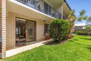 Surf's Up Sawtell في ساوتيل: باب أمامى لبيت به ساحة