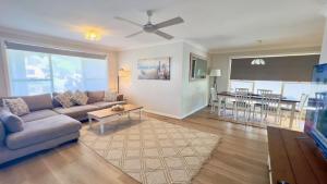 Χώρος καθιστικού στο Yamba Family Seascape