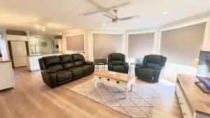 Χώρος καθιστικού στο Yamba Family Seascape