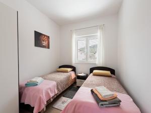 ein Schlafzimmer mit zwei Betten und einem Fenster in der Unterkunft Apartment in Nevidane near White Mountains in Neviđane
