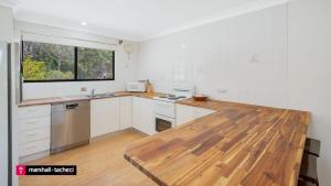 Nhà bếp/bếp nhỏ tại Cuttagee Beach Cottage 1