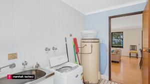 Nhà bếp/bếp nhỏ tại Cuttagee Beach Cottage 1 +7 ảnh