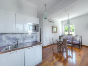 Kuchyň nebo kuchyňský kout v ubytování Apartment on Murter with Pool and Jacuzzi