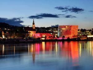 林茨Apartment in Linz by the Danube Promenade的夜空亮着水灯的城市 更多6张照片