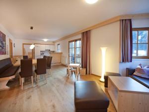 平茨高谷地瓦尔德Apartment in Wald im Pinzgau near the ski lifts的带桌子的客厅和餐厅