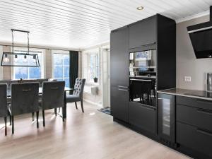 Η κουζίνα ή μικρή κουζίνα στο 8 person holiday home in Valldal-By Traum