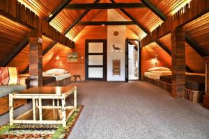 pokój z dwoma łóżkami i stołem w obiekcie Farmhouse near Afritzer See & Nockberge Trails w mieście Innere Einöde