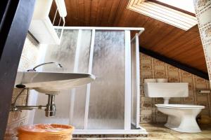 łazienka z umywalką i toaletą w obiekcie Farmhouse near Afritzer See & Nockberge Trails w mieście Innere Einöde