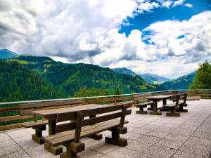 rząd ławek siedzących na szczycie góry w obiekcie Farmhouse near Afritzer See & Verditz Trails w mieście Innere Einöde