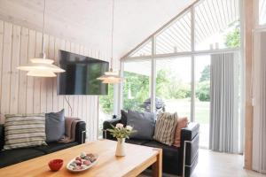 Una sala de estar con dos sofás y una mesa. en 10069-Rorvig-Harestykket-3, en Rørvig