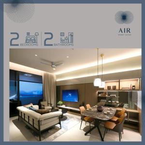 ein Wohnzimmer mit einer Couch und einem Tisch und Stühlen in der Unterkunft Antara Genting by Enigma 2BR, High Floor in Genting Highlands