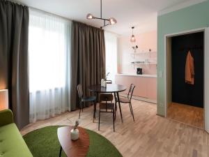 林茨Apartment in Linz near Danube Promenade的客厅里有一张桌子和一个厨房