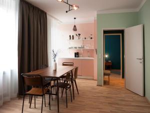 林茨Apartment in Linz near Danube Promenade的厨房兼餐厅，配有桌椅