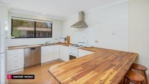 Nhà bếp/bếp nhỏ tại Cuttagee Beach Cottage 2