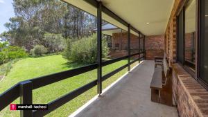 Ban công/sân hiên tại Cuttagee Beach Cottage 2