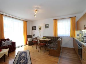 Una sala de estar con cocina y comedor. en Apartment in Zugspitz Arena near Hiking Trails, en Bichlbach