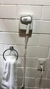 Un secador de pelo colgado en una pared con una toalla. en apartamento robles, en Santa Cruz Huatulco