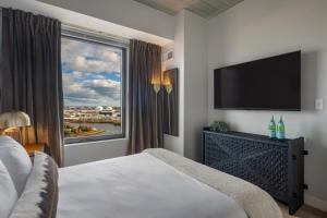 Кровать или кровати в номере Hyatus Designer Residences Somerville +50 фотографий