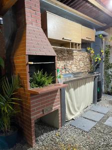 einen Backsteinofen mit einem Waschbecken im Hinterhof in der Unterkunft Garden JP in João Pessoa