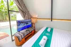 TV a/nebo společenská místnost v ubytování Ubu Villa Coconut 101 - in Yogyakarta