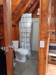 Ένα μπάνιο στο Cabaña en la Naturaleza con Jacuzzi - Santa Elena