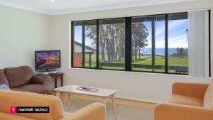 TV/trung tâm giải trí tại Cuttagee Beach Cottage 5