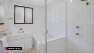 Phòng tắm tại Cuttagee Beach Cottage 5 +5 ảnh