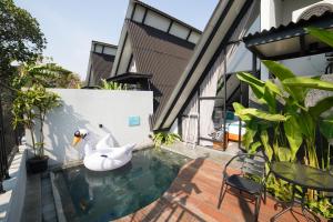 Bazén v ubytování Ubu Villa Coconut 101 - in Yogyakarta nebo v jeho okolí